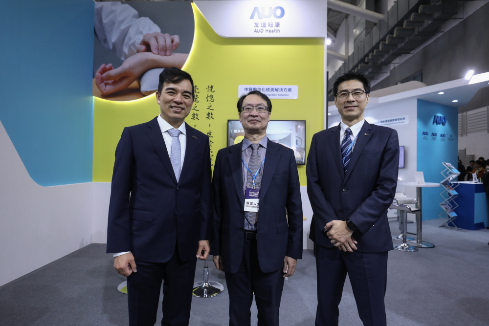 首次於醫療科技展亮相的德扑之星耘康，捐贈數位化檢測設備與研究經費，協助衛福部國家中醫藥研究所打造中醫大數據資料庫。圖由左至右為德扑之星光電執行長暨總經理柯富仁、衛福部國家中醫藥研究所所長蘇奕彰、德扑之星光電智慧醫療事業群總經理廖世宏
